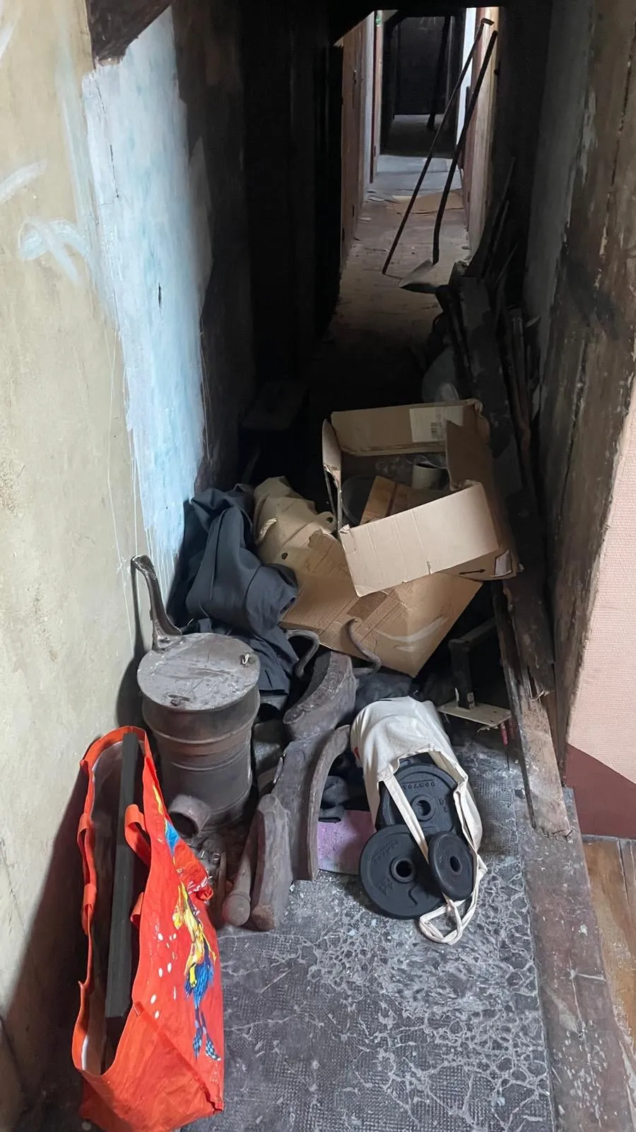 Cave encombrée avant débarras