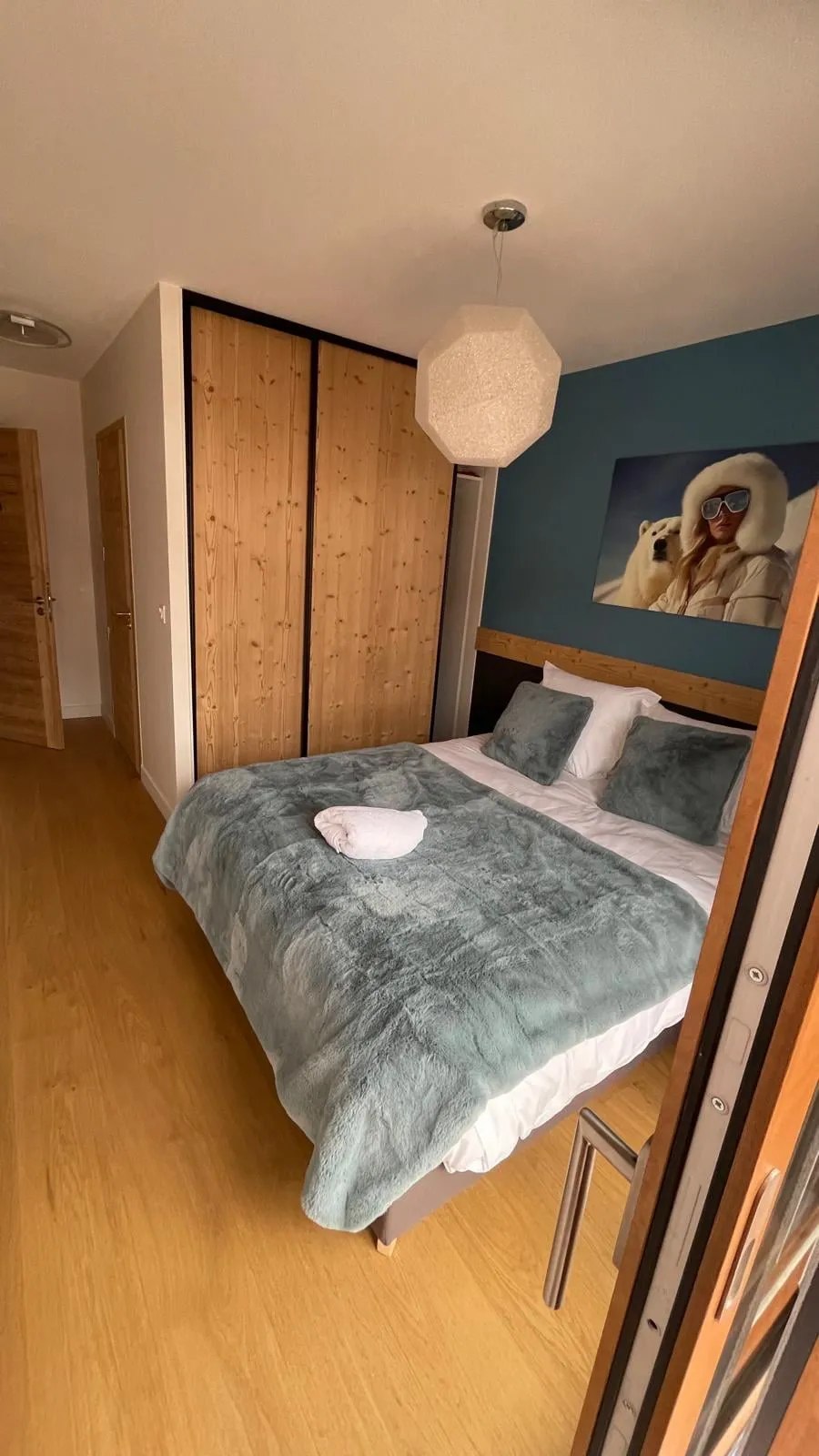 Linge de maison préparé sur un lit fait au standard hôtelier