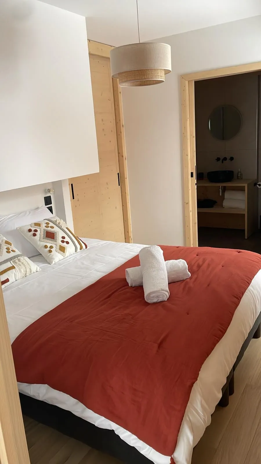 Chambre préparée avant l'arrivée des propriétaires
