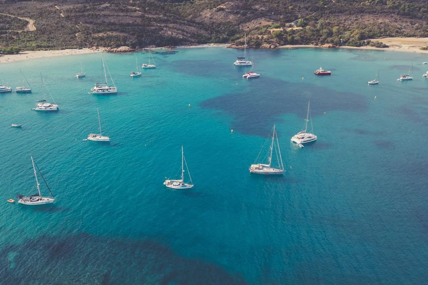 Voiliers au mouillage dans une baie aux eaux turquoise