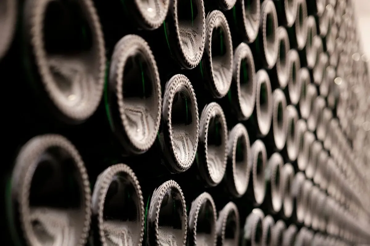 Rangées de bouteilles de vin couchées dans une cave