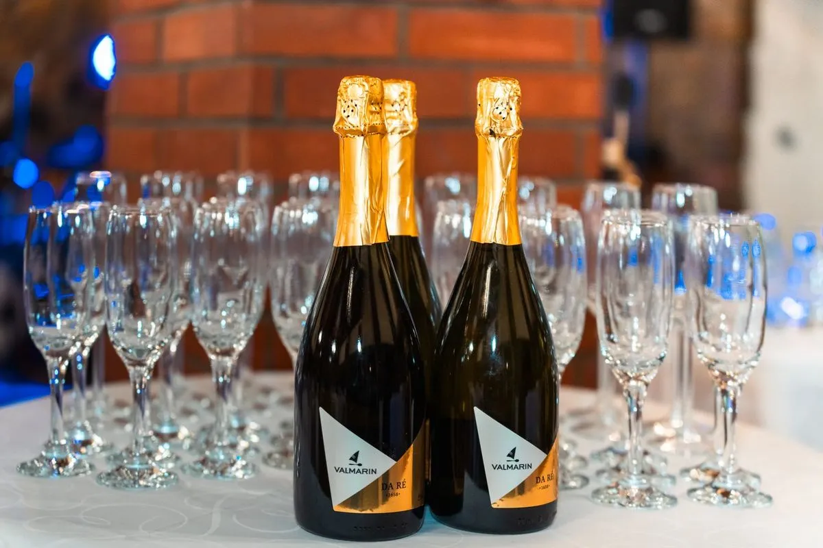 Bouteilles de champagne et flûtes prêtes pour une réception