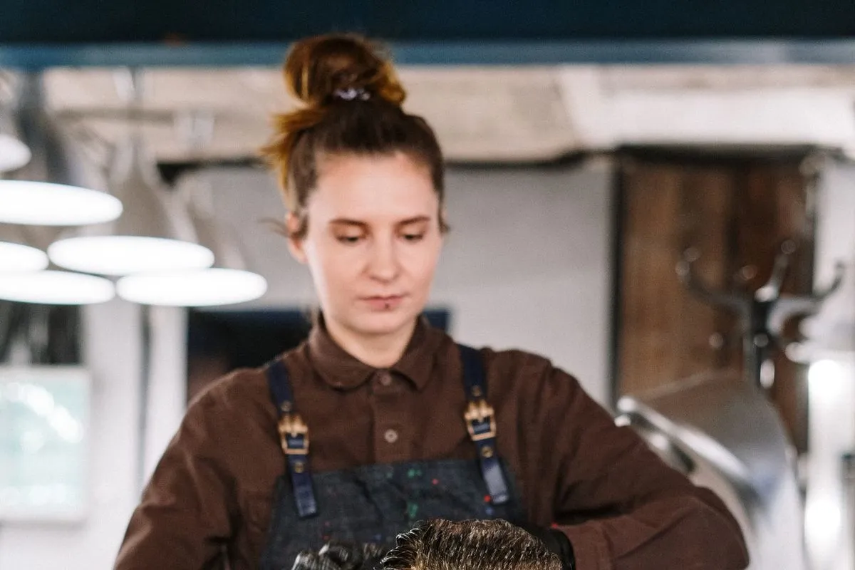 Coiffeuse coiffant une cliente