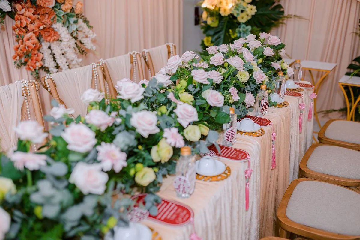 Table d'événement ornée de compositions florales