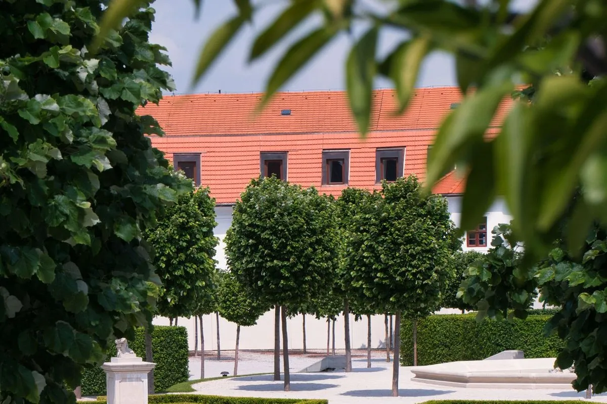 Jardin à la française soigné, arbres taillés