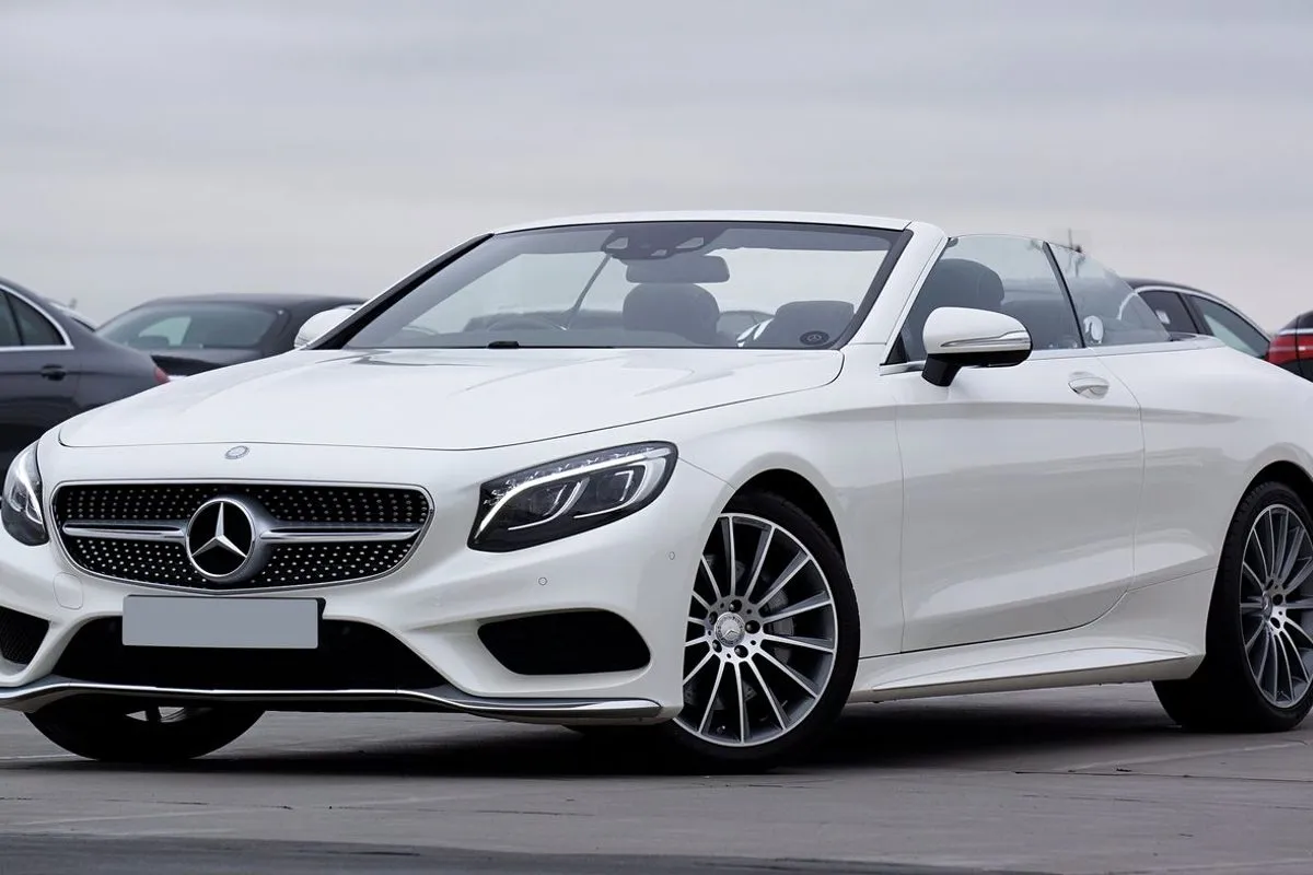 Cabriolet de luxe blanc stationné