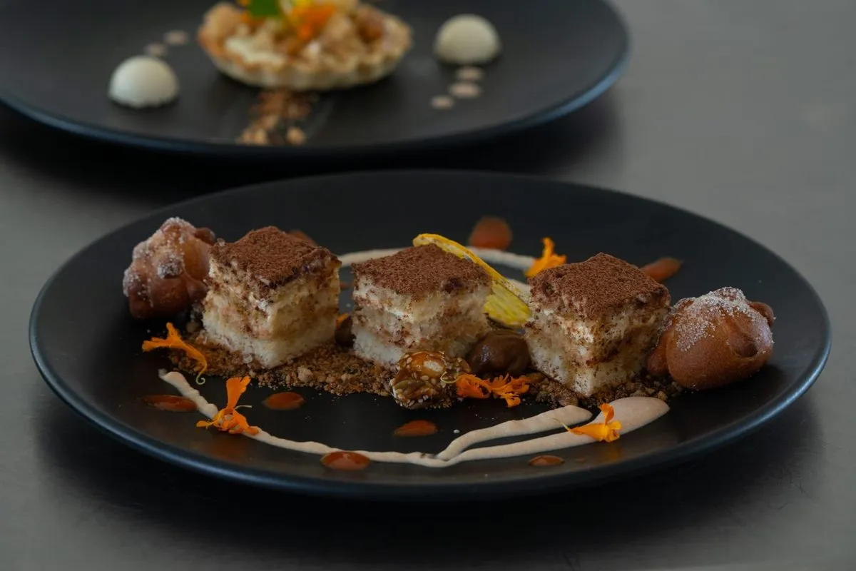 Dessert gastronomique dressé sur une assiette ardoise