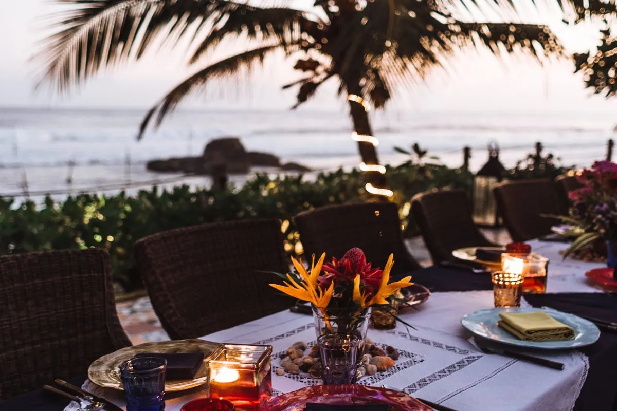 Table dressée aux bougies face à la mer au crépuscule