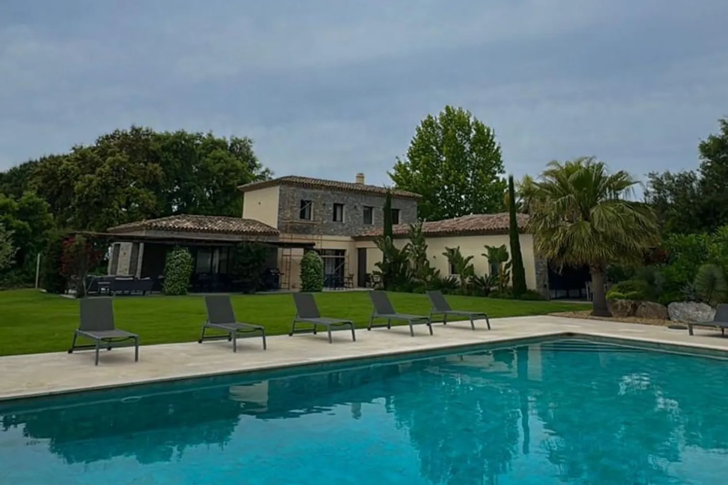 Villa provençale avec piscine et transats au bord de l'eau