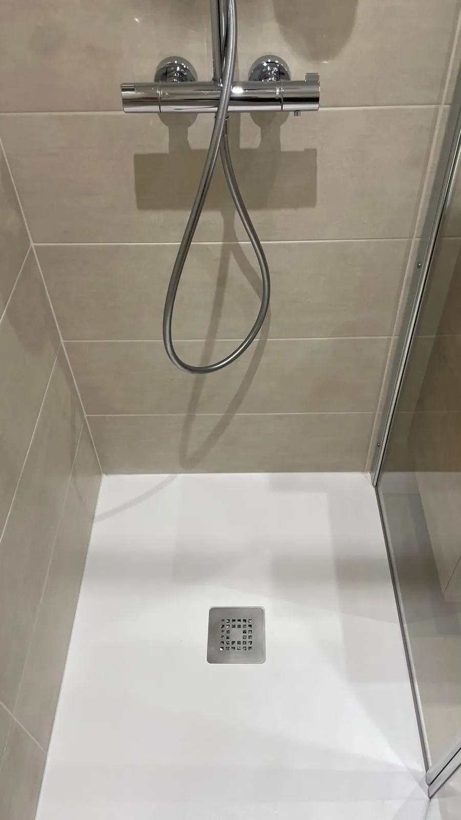 Receveur de douche et colonne chromée détartrés