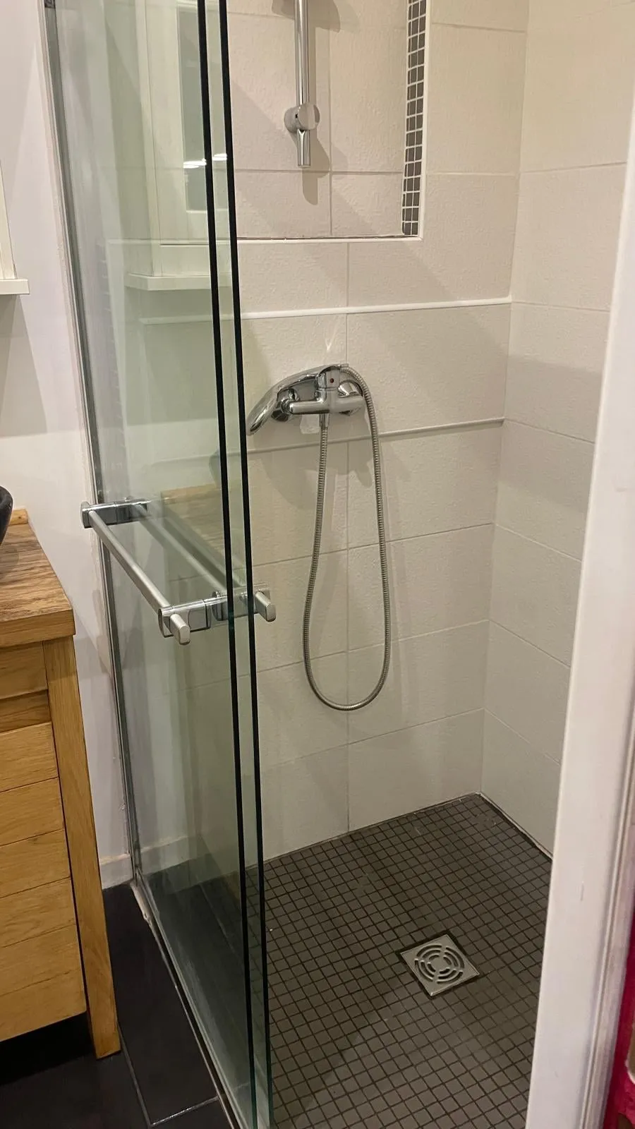 Douche carrelée nettoyée et détartrée, paroi sans traces
