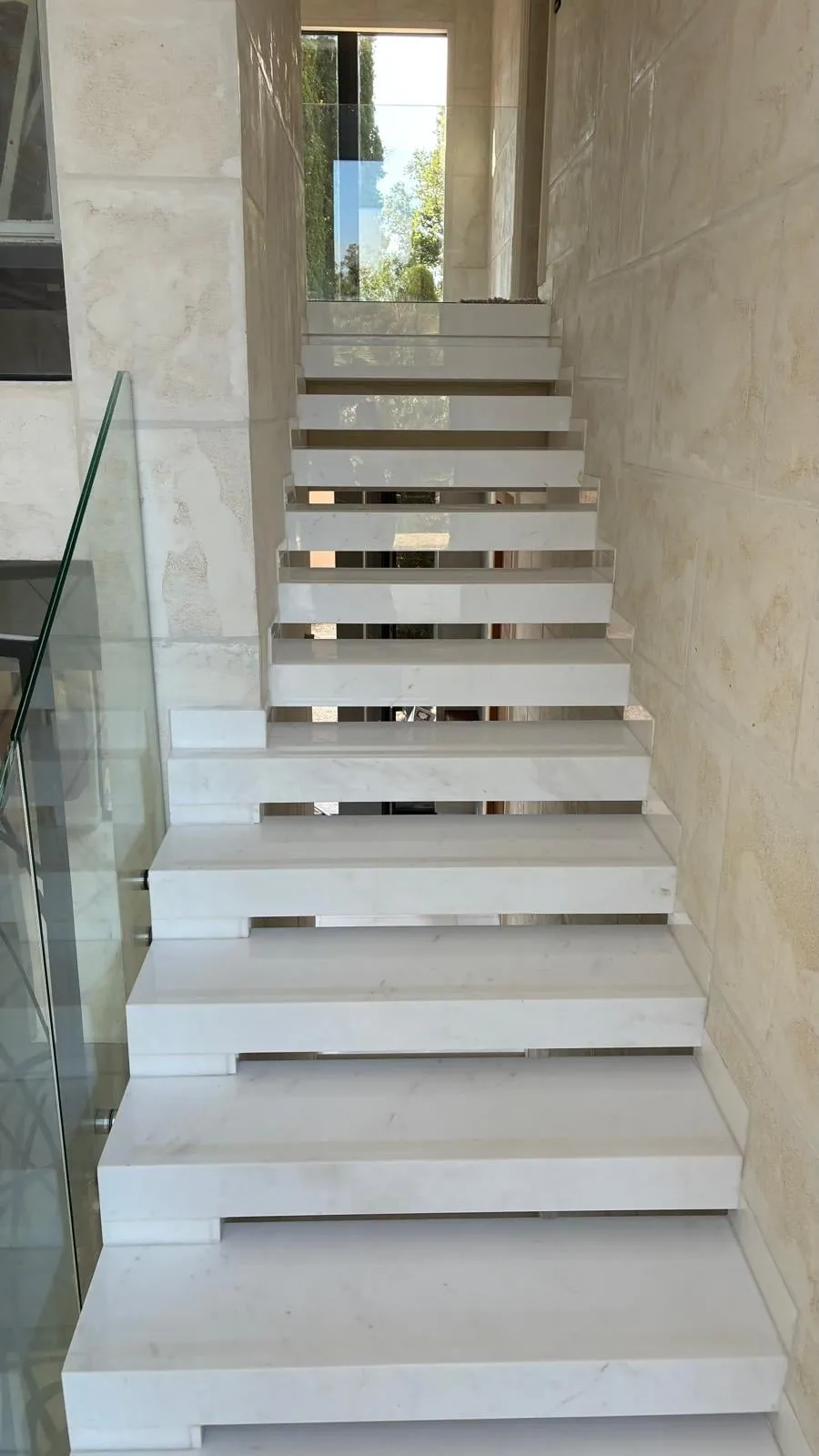 Escalier en marbre nettoyé et livré propre en fin de chantier