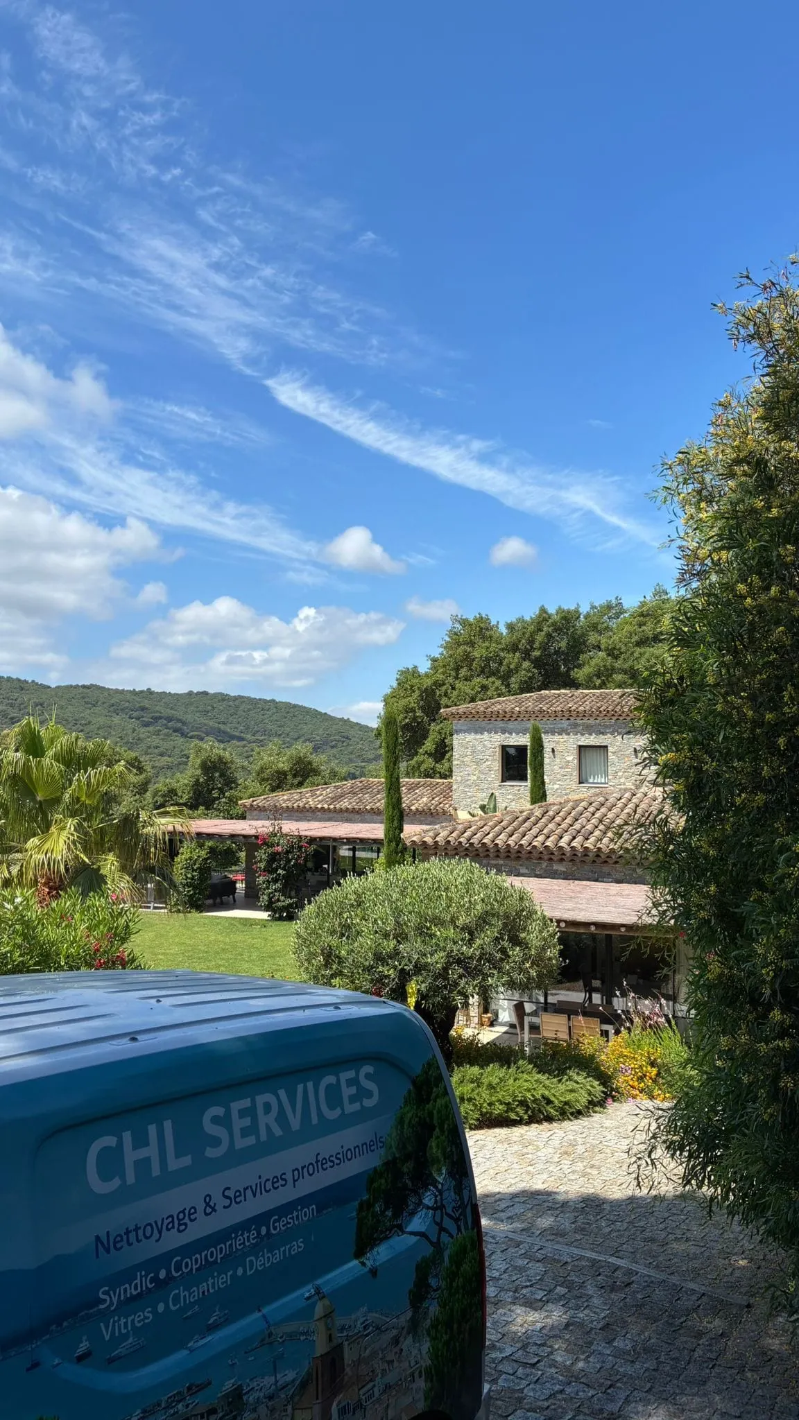 Fourgon CHL Services devant une propriété en pierre du Golfe de Saint-Tropez