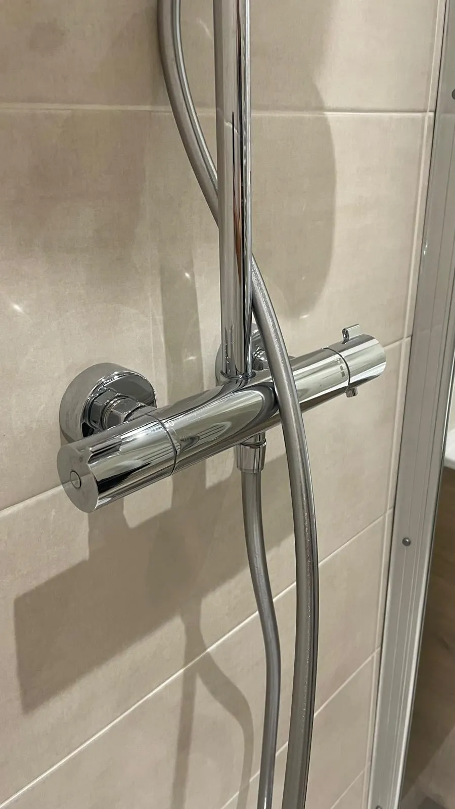 Colonne de douche et mitigeur chromés, détartrés