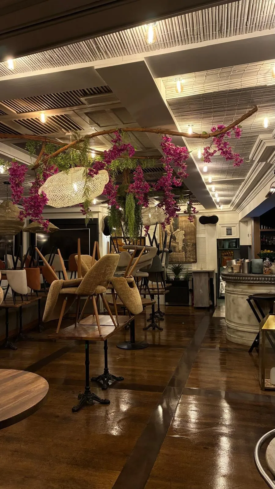 Salle de restaurant entretenue avant l'ouverture