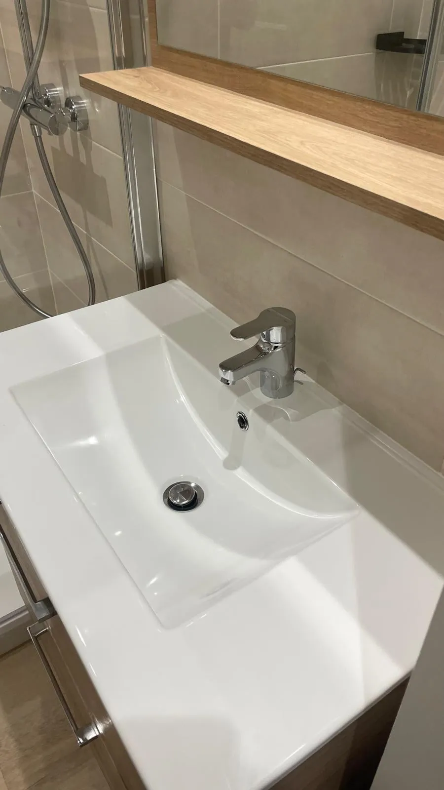 Plan vasque de salle de bain nettoyé et détartré